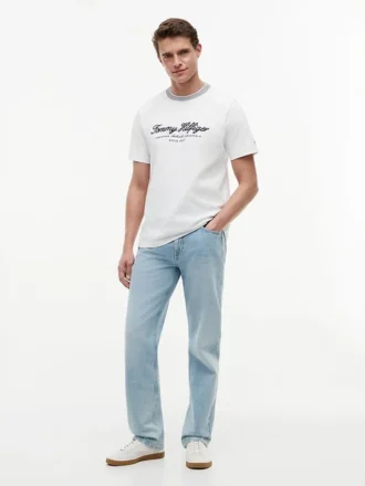 Camiseta a rayas con logotipo náutico