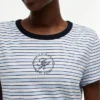 Camiseta a rayas con monograma en letra náutica Camiseta a rayas con monograma en letra náutica