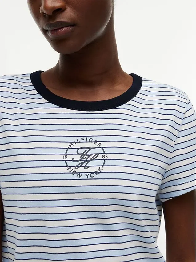 Camiseta a rayas con monograma en letra náutica Camiseta a rayas con monograma en letra náutica