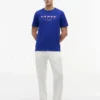 Camiseta con bandera náutica bordada