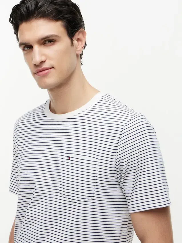 Camiseta con bolsillo a rayas Camiseta con bolsillo a rayas