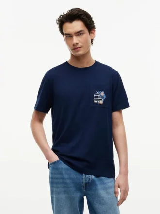 Camiseta con bolsillo y logotipo floral