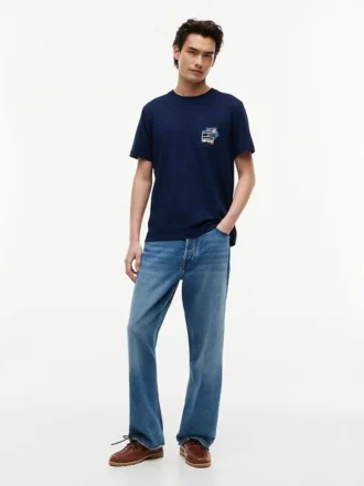 Camiseta con bolsillo y logotipo floral
