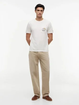 Camiseta con bolsillo y logotipo floral