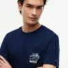 Camiseta con bolsillo y logotipo floral Camiseta con bolsillo y logotipo floral