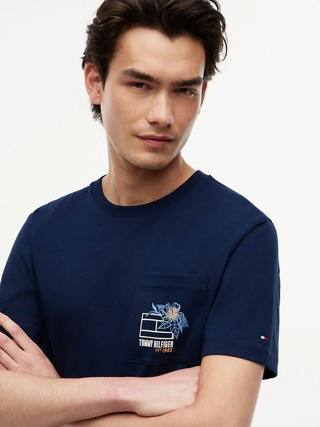 Camiseta con bolsillo y logotipo floral Camiseta con bolsillo y logotipo floral