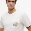 Camiseta con bolsillo y logotipo floral