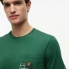 Camiseta con bolsillo y logotipo floral
