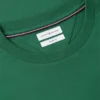 Camiseta con bolsillo y logotipo floral
