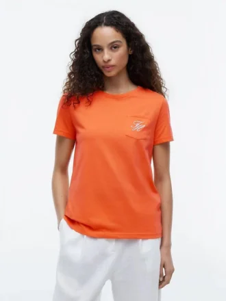 Camiseta con bolsillo y monograma bordado