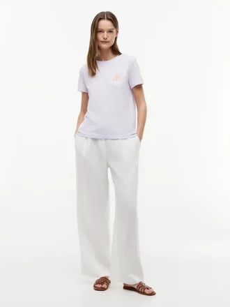 Camiseta con bolsillo y monograma bordado