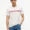 Camiseta con bolsillo y rayas en el pecho Camiseta con bolsillo y rayas en el pecho