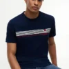 Camiseta con bolsillo y rayas en el pecho Camiseta con bolsillo y rayas en el pecho