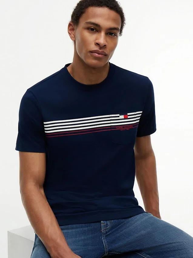 Camiseta con bolsillo y rayas en el pecho Camiseta con bolsillo y rayas en el pecho