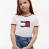 Camiseta con cuello redondo y logotipo de bandera ondulada para niña