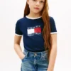 Camiseta con cuello redondo y logotipo de bandera ondulada para niña