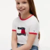 Camiseta con cuello redondo y logotipo de bandera ondulada para niña