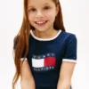 Camiseta con cuello redondo y logotipo de bandera ondulada para niña
