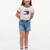 Camiseta con cuello redondo y logotipo de bandera ondulada para niña