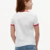 Camiseta con cuello redondo y logotipo de bandera ondulada para niña