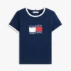 Camiseta con cuello redondo y logotipo de bandera ondulada para niña