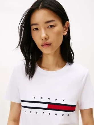Camiseta con el logotipo de la bandera bordado