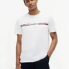Camiseta con el logotipo de rayas característico de Hilfiger Camiseta con el logotipo de rayas característico de Hilfiger