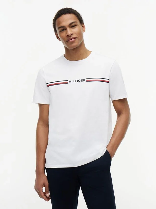 Camiseta con el logotipo de rayas característico de Hilfiger Camiseta con el logotipo de rayas característico de Hilfiger