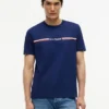 Camiseta con el logotipo de rayas característico de Hilfiger Camiseta con el logotipo de rayas característico de Hilfiger