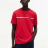 Camiseta con el logotipo de rayas característico de Hilfiger Camiseta con el logotipo de rayas característico de Hilfiger