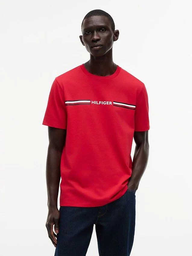Camiseta con el logotipo de rayas característico de Hilfiger Camiseta con el logotipo de rayas característico de Hilfiger