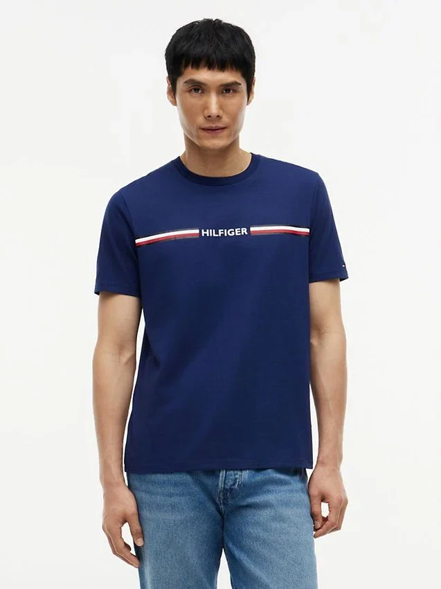 Camiseta con el logotipo de rayas característico de Hilfiger Camiseta con el logotipo de rayas característico de Hilfiger