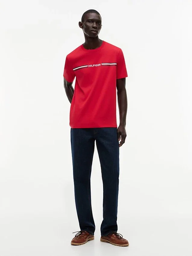 Camiseta con el logotipo de rayas característico de Hilfiger Camiseta con el logotipo de rayas característico de Hilfiger