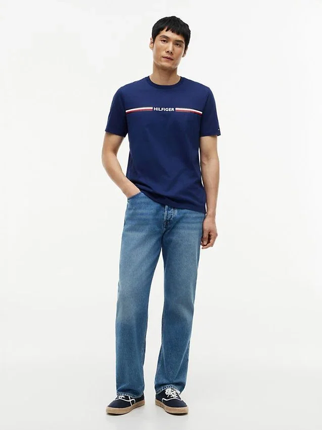 Camiseta con el logotipo de rayas característico de Hilfiger Camiseta con el logotipo de rayas característico de Hilfiger