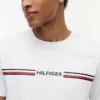 Camiseta con el logotipo de rayas característico de Hilfiger Camiseta con el logotipo de rayas característico de Hilfiger