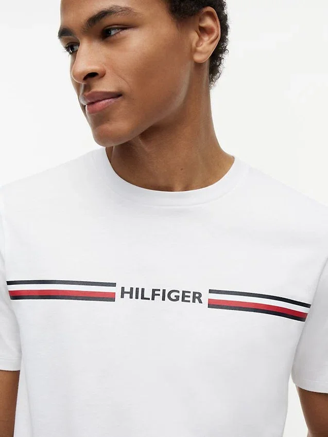 Camiseta con el logotipo de rayas característico de Hilfiger Camiseta con el logotipo de rayas característico de Hilfiger