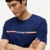 Camiseta con el logotipo de rayas característico de Hilfiger Camiseta con el logotipo de rayas característico de Hilfiger