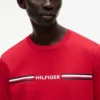 Camiseta con el logotipo de rayas característico de Hilfiger Camiseta con el logotipo de rayas característico de Hilfiger