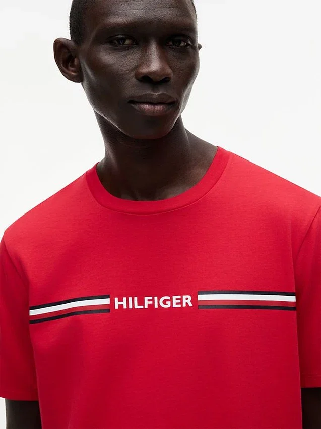 Camiseta con el logotipo de rayas característico de Hilfiger Camiseta con el logotipo de rayas característico de Hilfiger