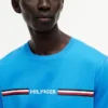 Camiseta con el logotipo de rayas característico de Hilfiger Camiseta con el logotipo de rayas característico de Hilfiger