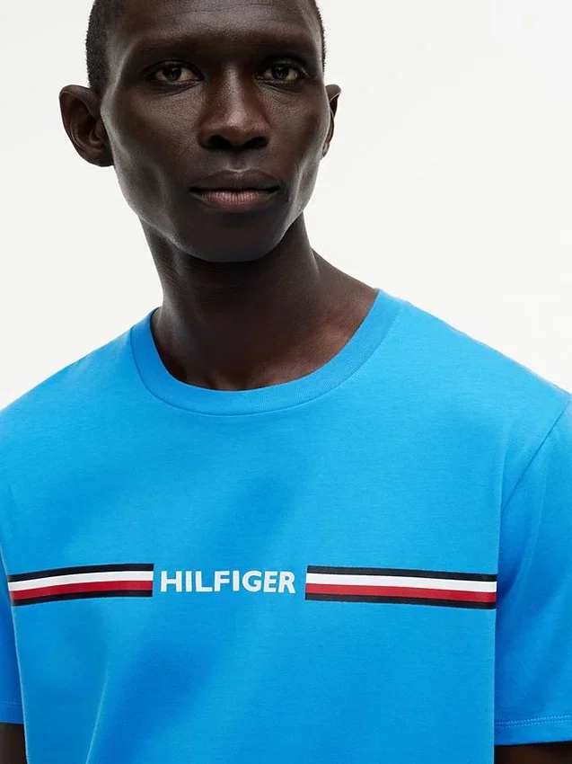 Camiseta con el logotipo de rayas característico de Hilfiger Camiseta con el logotipo de rayas característico de Hilfiger