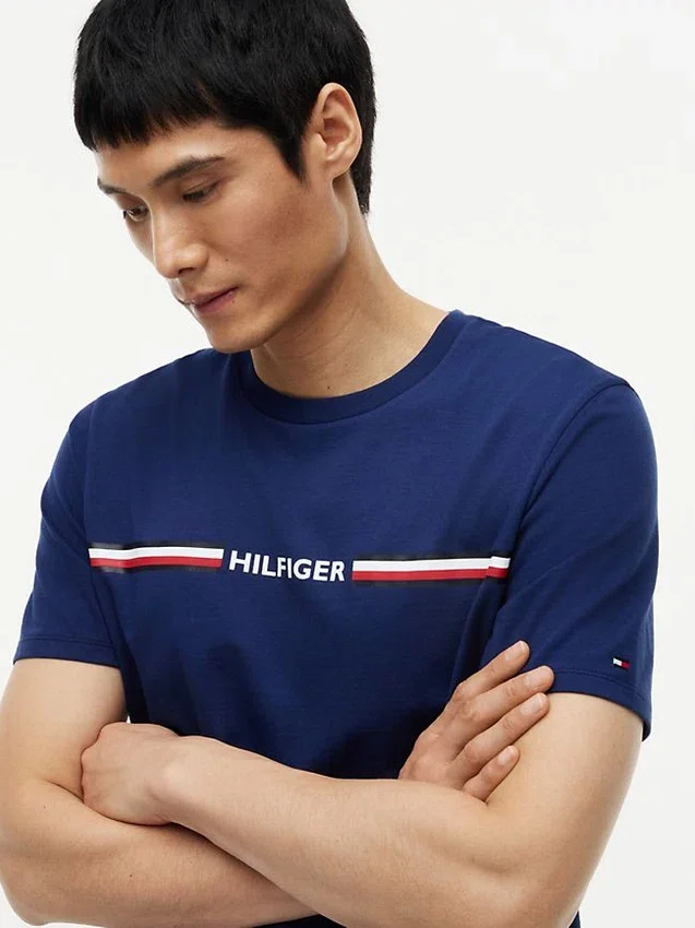 Camiseta con el logotipo de rayas característico de Hilfiger Camiseta con el logotipo de rayas característico de Hilfiger
