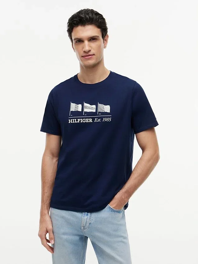 Camiseta con el logotipo de varias banderas de Hilfiger Camiseta con el logotipo de varias banderas de Hilfiger
