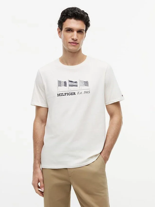 Camiseta con el logotipo de varias banderas de Hilfiger Camiseta con el logotipo de varias banderas de Hilfiger