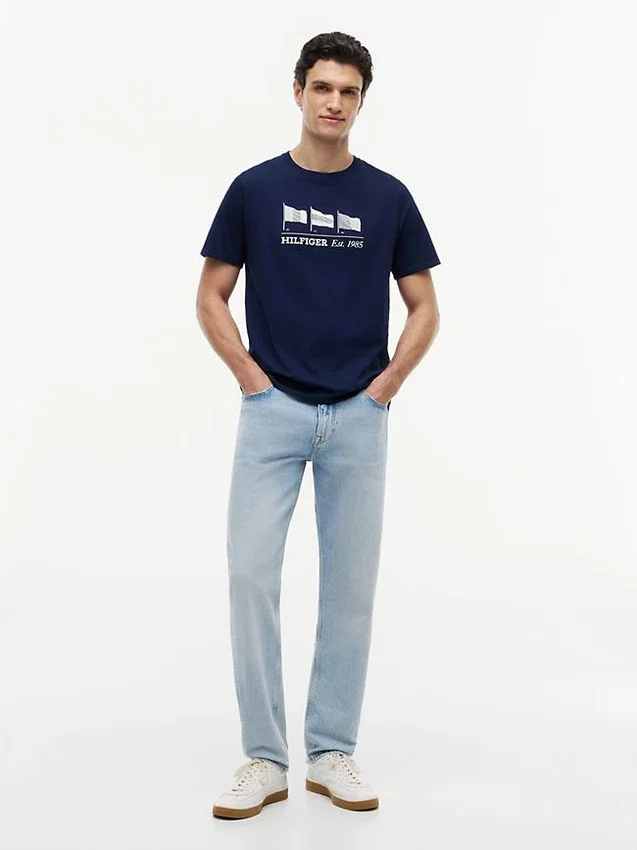 Camiseta con el logotipo de varias banderas de Hilfiger Camiseta con el logotipo de varias banderas de Hilfiger