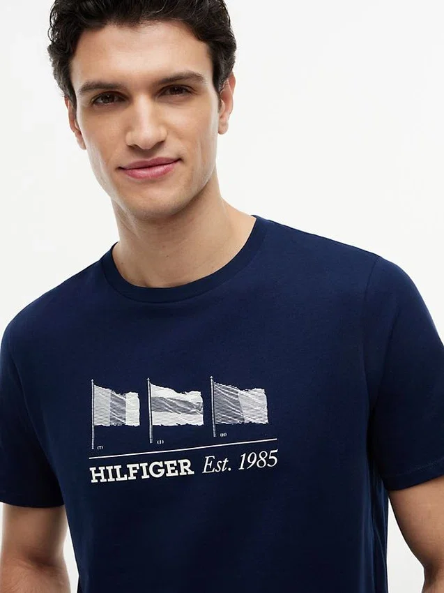 Camiseta con el logotipo de varias banderas de Hilfiger Camiseta con el logotipo de varias banderas de Hilfiger