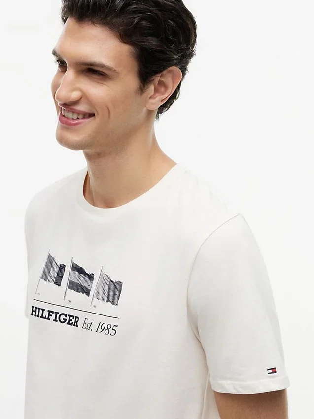 Camiseta con el logotipo de varias banderas de Hilfiger Camiseta con el logotipo de varias banderas de Hilfiger