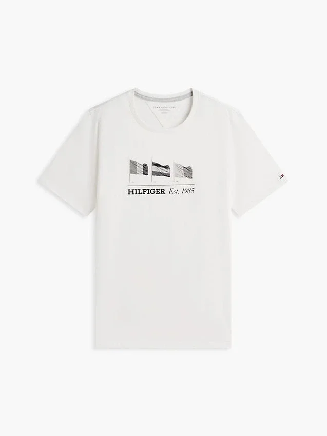 Camiseta con el logotipo de varias banderas de Hilfiger Camiseta con el logotipo de varias banderas de Hilfiger