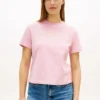 Camiseta con el logotipo del club en tono dorado