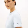 Camiseta con el logotipo del club en tono dorado